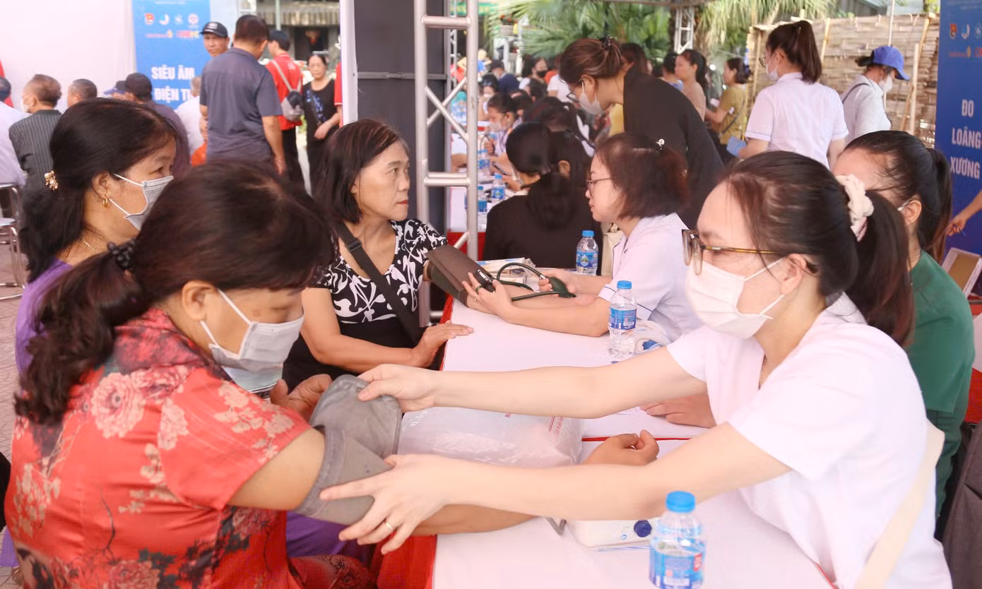 Các thầy thuốc trẻ thăm khám, tư vấn sức khoẻ người dân trong chương trình.