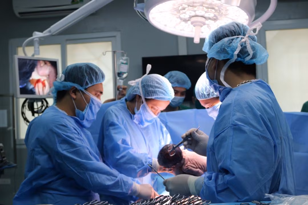Mổ bắt con cho sản phụ hẹp khí quản nặng ảnh 2