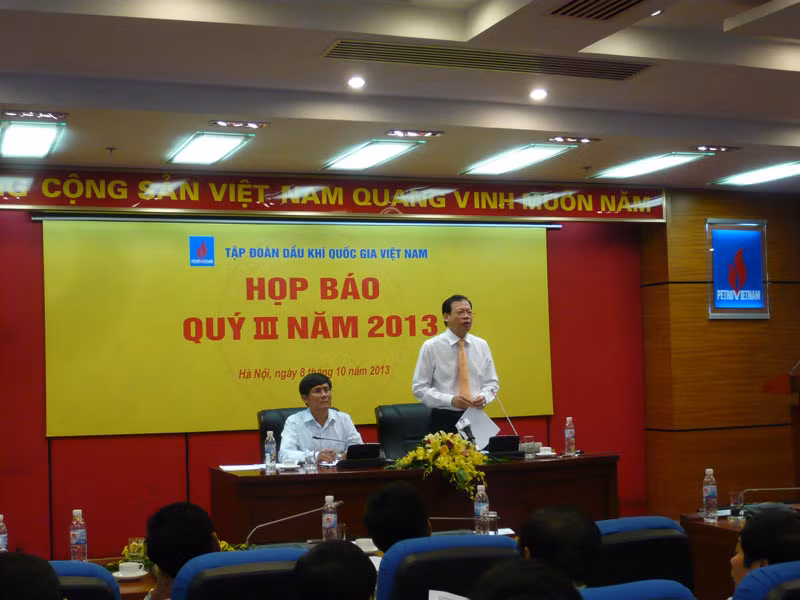 Ông Phùng Đình Thực (đứng) và ông Lê Minh Hồng tại buổi họp báo ngày 8/10/2013. Ảnh: PHONG CẦM