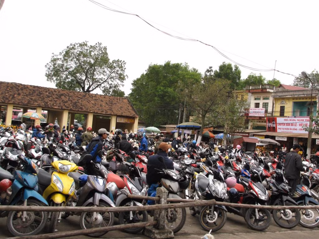 Bãi gửi xe của ban tổ chức trở nên quá tải trong ngày chính hội. Ảnh: Tuấn Nguyễn