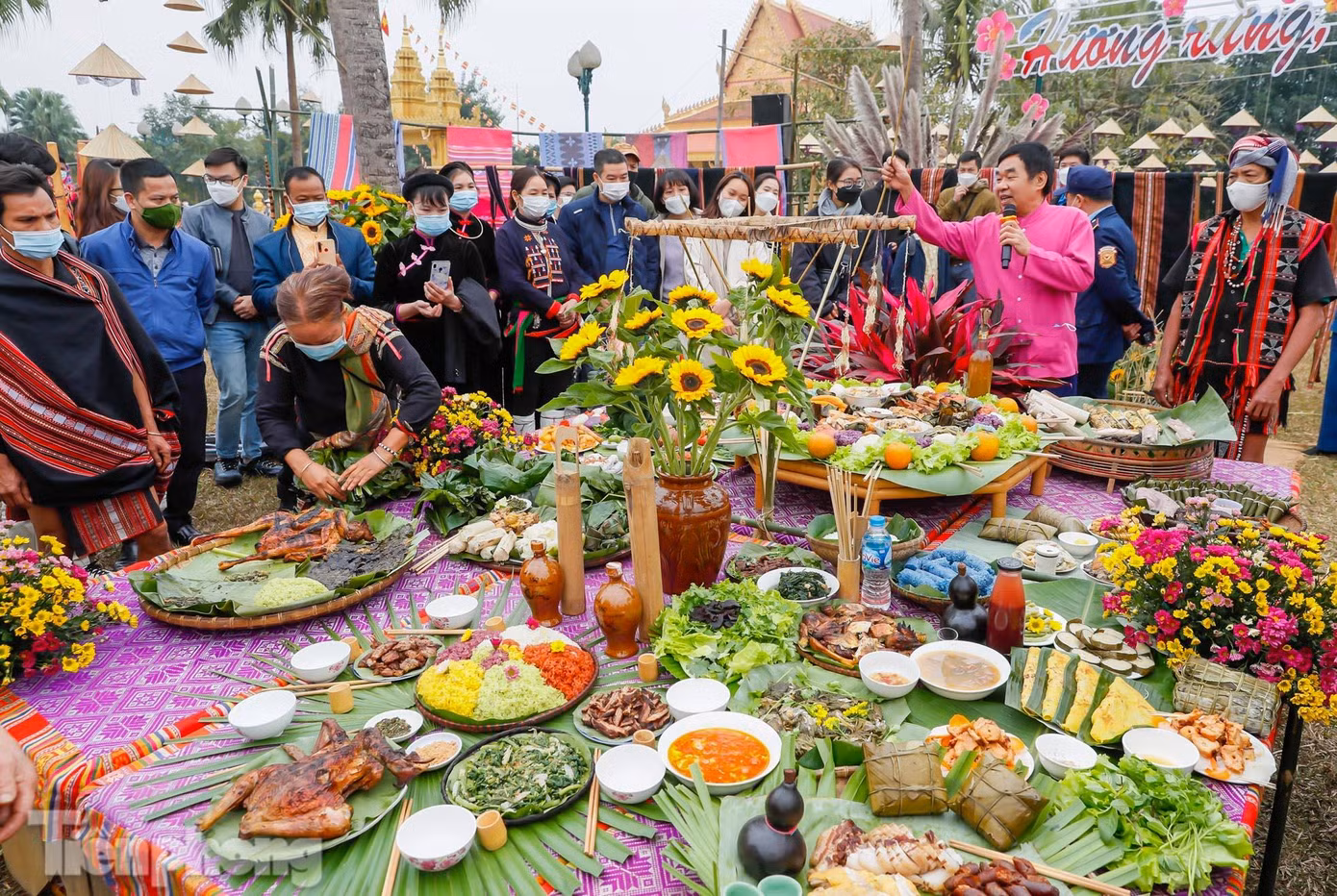 Tại không gian làng Làng Văn hóa - Du lịch các dân tộc Việt Nam (Đồng Mô, Sơn Tây, Hà Nội), đồng bào các dân tộc cùng nhau chuẩn bị mâm cơm tất niên-mâm cơm sum họp", trong những ngày cuối năm.