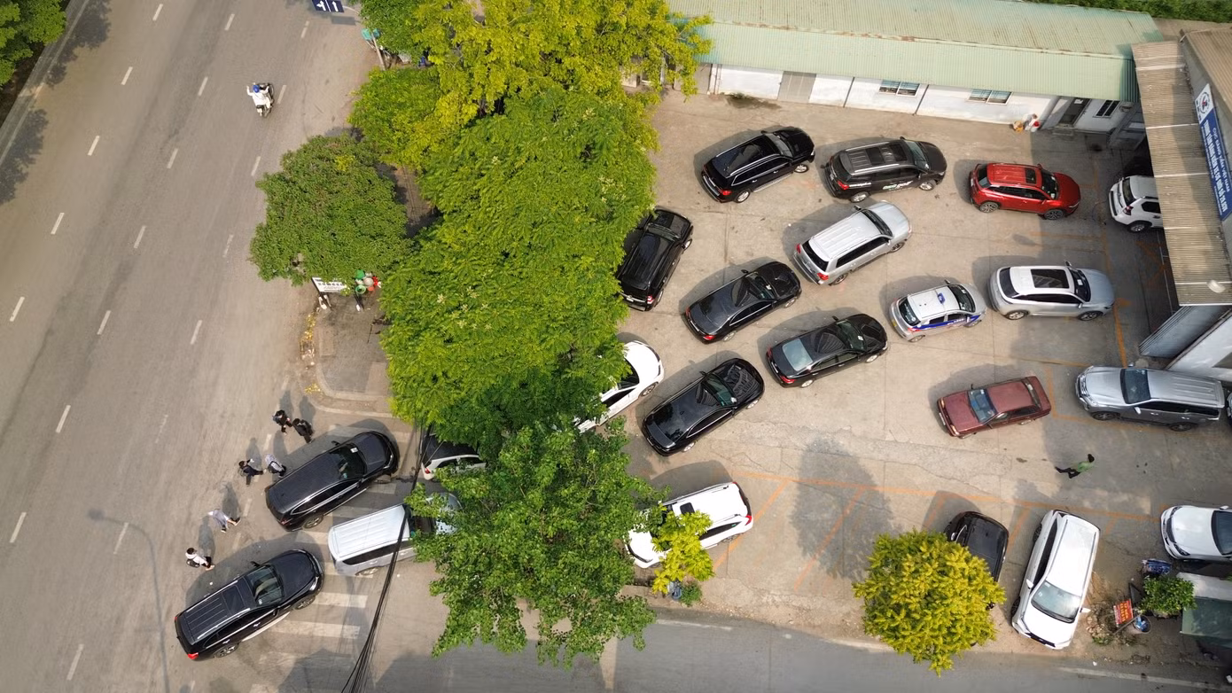 Khung thời gian cao điểm người dân đi đăng kiểm ô tô là đầu giờ sáng và đầu giờ chiều hằng ngày. Đặc biệt, có thời điểm các ô tô nối đuôi thành hai hàng kéo dài ra đường lớn Cầu Giấy để chờ tới lượt đăng kiểm. Khung thời gian cao điểm người dân đi đăng kiểm ô tô là đầu giờ sáng và đầu giờ chiều hằng ngày. Đặc biệt, có thời điểm các ô tô nối đuôi thành hai hàng kéo dài ra đường lớn Cầu Giấy để chờ tới lượt đăng kiểm.