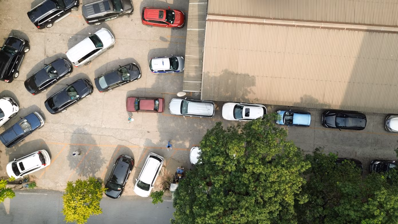 Có thời điểm vì có quá nhiều ô tô cùng đến kiểm định, nên các xe không có chỗ dừng đỗ. Có thời điểm vì có quá nhiều ô tô cùng đến kiểm định, nên các xe không có chỗ dừng đỗ.