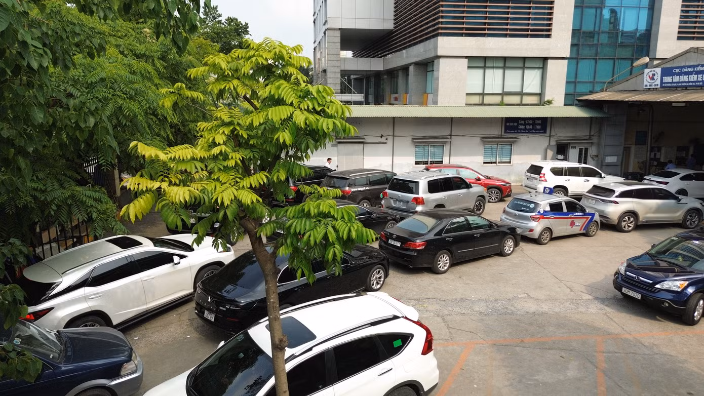 Ngoài lỗi phạt nguội, không ít xe còn bị từ chối kiểm định do chủ phương tiện chưa cập nhật quy định về các loại giấy tờ cần mang. Ví dụ, theo Thông tư 47, những phương tiện thế chấp ngân hàng cần có bản sao công chứng đăng ký xe (trước đây cần giấy biên nhận đi đường). Ngoài lỗi phạt nguội, không ít xe còn bị từ chối kiểm định do chủ phương tiện chưa cập nhật quy định về các loại giấy tờ cần mang. Ví dụ, theo Thông tư 47, những phương tiện thế chấp ngân hàng cần có bản sao công chứng đăng ký xe (trước đây cần giấy biên nhận đi đường).