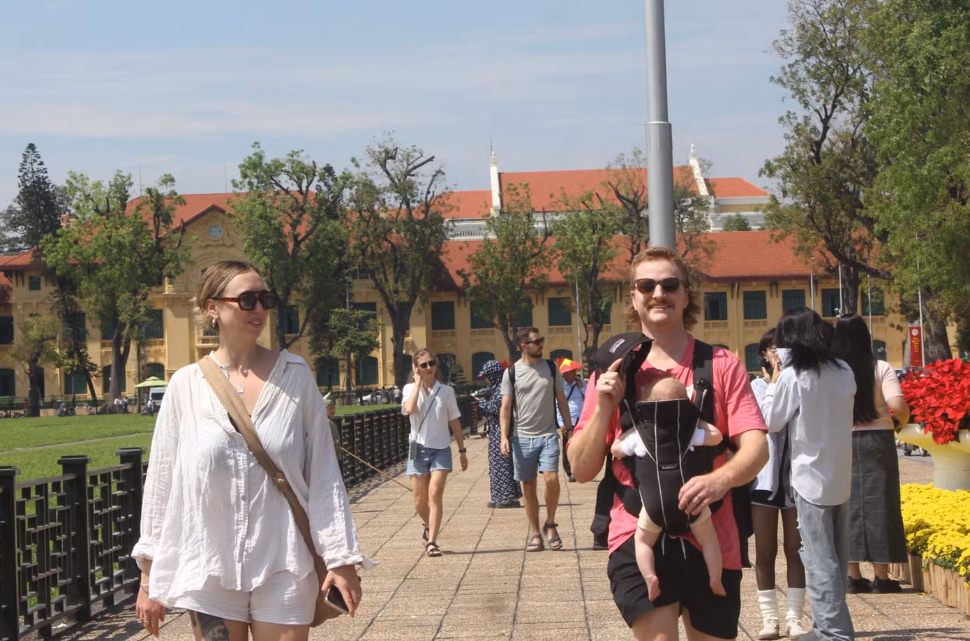 Trong 4 tháng đầu năm, khách quốc tế đến Việt Nam đạt gần 7,7 triệu lượt người. Ảnh: Lộc Liên.