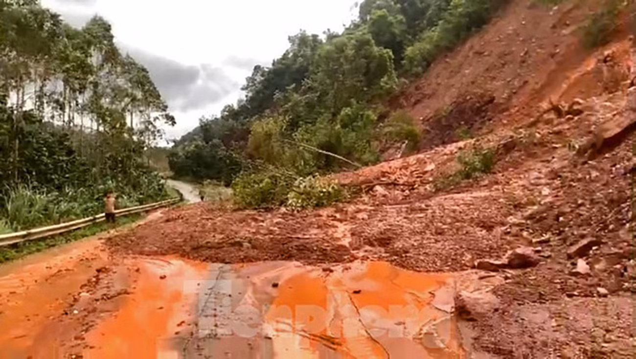 Cục Đường bộ Việt Nam yêu cầu các đơn vị liên quan kiểm tra kết cấu các vị trí đã hư hỏng do mưa lũ năm ngoái chưa khắc phục xong. Ảnh minh họa: Lộc Liên.