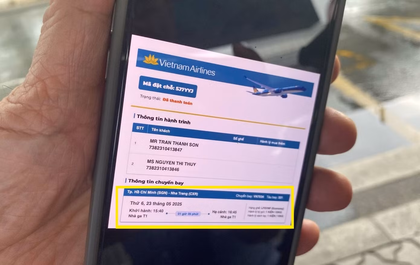 Vé máy bay hiển thị khởi hành ở ga T1, nhưng khi hành khách đến sân bay mới biết phải check-in tại ga T3. Ảnh: Tuấn Kiệt.
