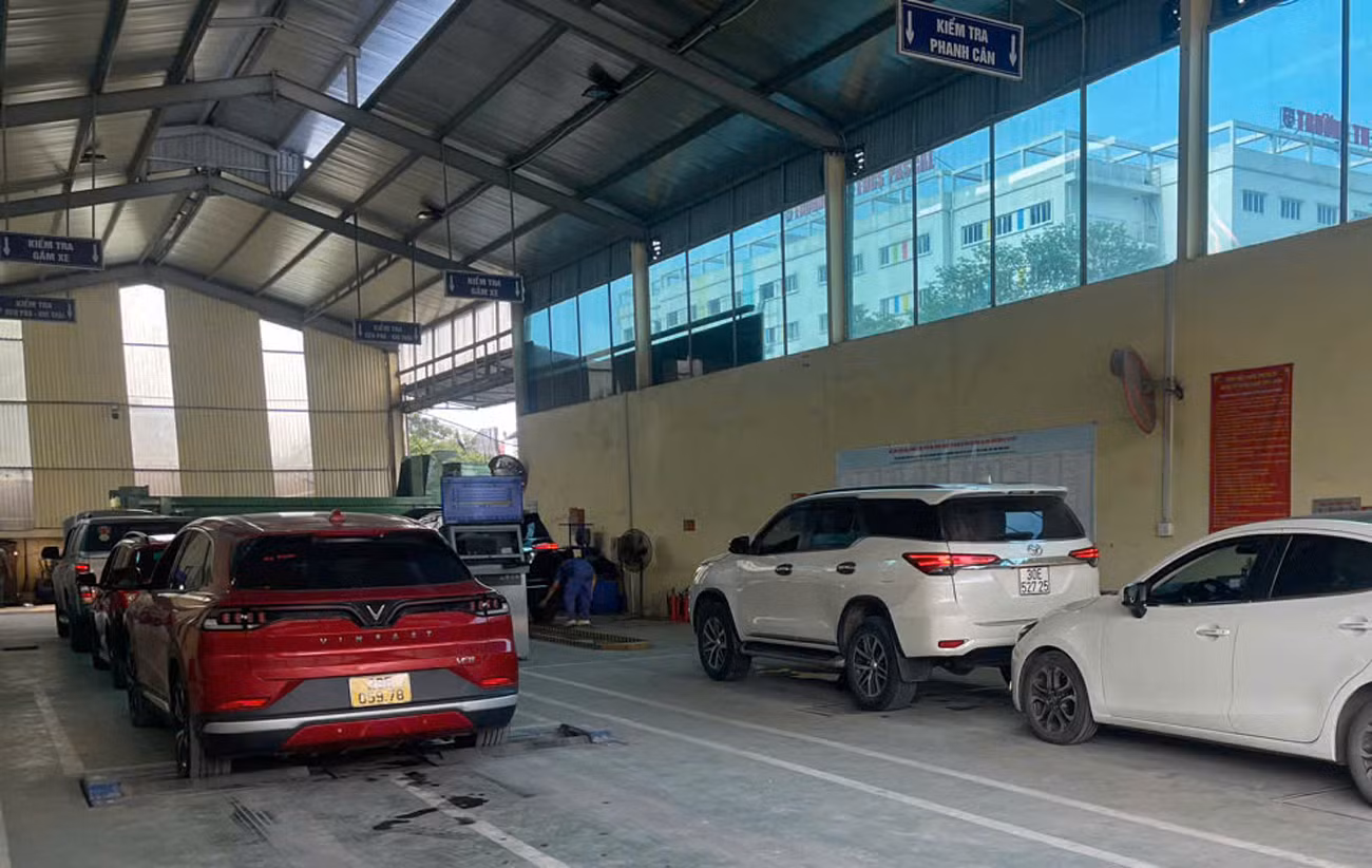 Hình ảnh các xe đi đăng kiểm tại TTĐK 29 - 27D ở đường Phạm Văn Đồng (Cổ Nhuế, Bắc Từ Liêm) trong chiều 7/5. Hình ảnh các xe đi đăng kiểm tại TTĐK 29 - 27D ở đường Phạm Văn Đồng (Cổ Nhuế, Bắc Từ Liêm) trong chiều 7/5.