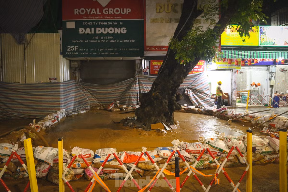 Nhiều hộ dân khu vực phố Cát Linh phải tạm dừng hoạt động kinh doanh để đảm bảo an toàn vì sự cố bùn đất dự án metro Nhổn - ga Hà Nội phun lên nhà. Ảnh: Phùng Linh.