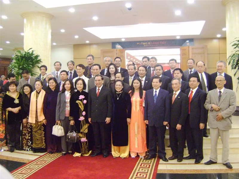 Tổng Bí thư Nông Đức Mạnh, Chủ tịch nước Nguyễn Minh Triết chụp ảnh lưu niệm với đoàn kiều bào tiêu biểu. Ảnh: L.A