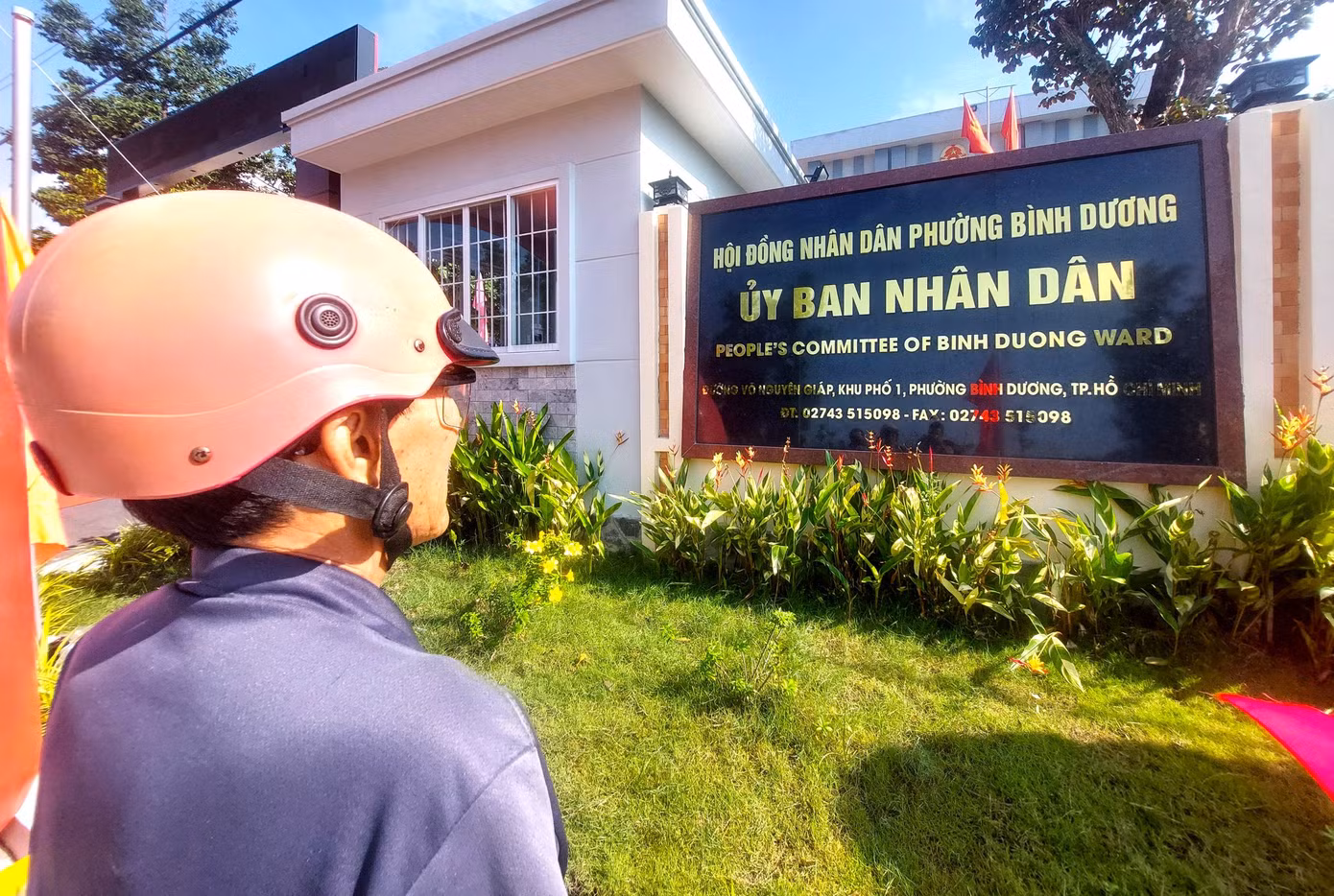 Theo ghi nhận của phóng viên báo Tiền Phong, sáng 1/7, đồng loạt 36 xã, phường TPHCM, khu vực Bình Dương cũ đã thay tên, địa chỉ trên bảng trụ sở. Trước cổng các trụ sở đều ghi đơn vị hành chính 2 cấp TPHCM.
