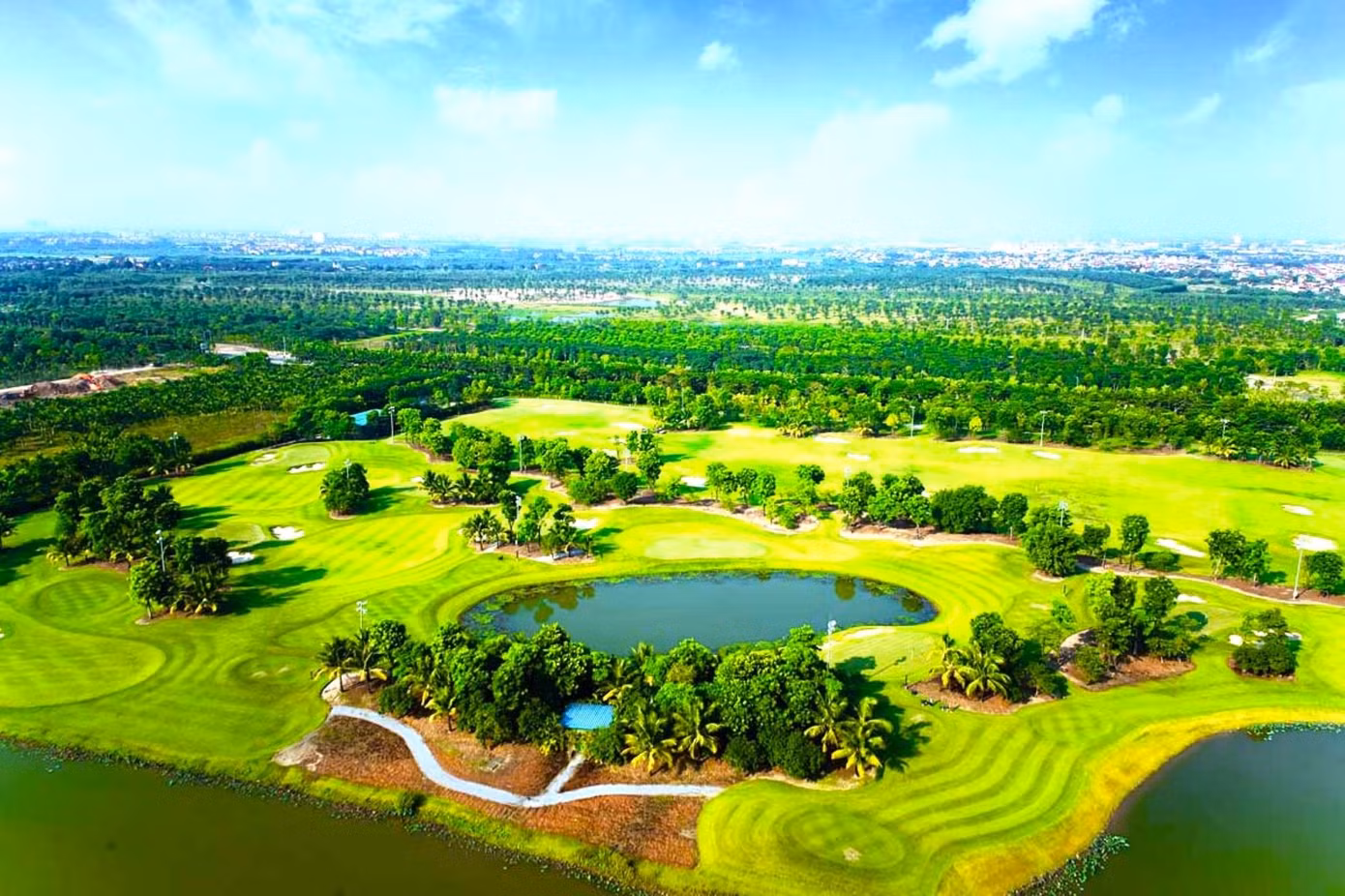 Phường Bình Dương cũng sở hữu 2 sân golf hiện đại, quy mô lớn