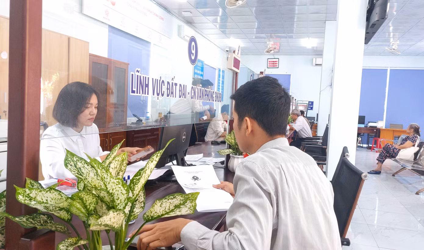 “Tôi đến phường để làm thủ tục xác định tình trạng bất động sản và được cán bộ nơi đây cho biết, từ nay không cần phải làm việc này nữa. Đây là một sự thay đổi khiến tôi rất vui, vì trước đây để xin xác nhận tình trạng bất động sản rất khó khăn, kéo dài thời gian. Tôi đến phường dù chưa làm gì vẫn có kết quả như ý muốn”- anh Linh phấn khởi khi đến phường làm thủ tục hành chính.