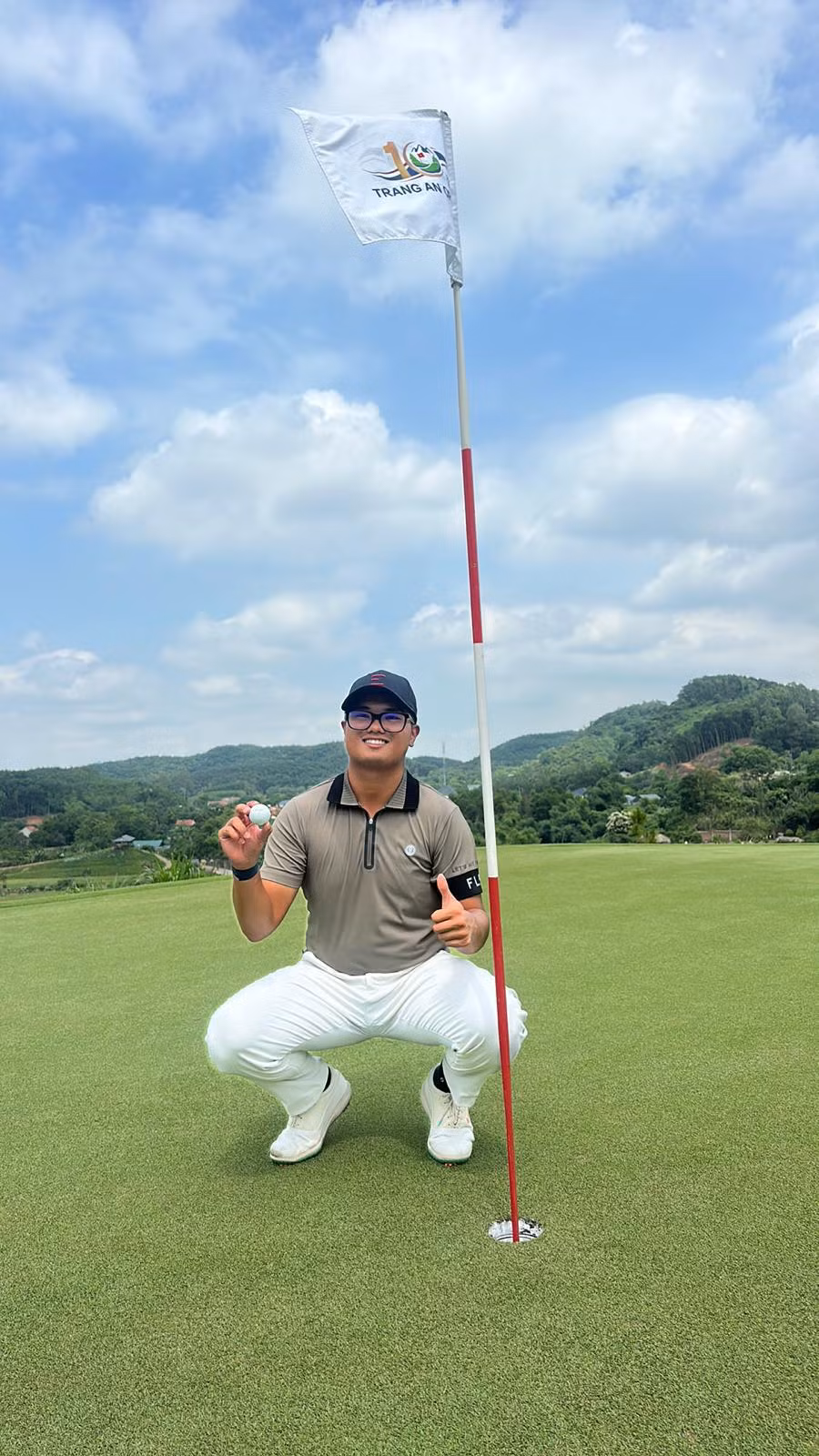 Nguyễn Nhất Long với cú albatross "để đời" trên sân Trang An Golf &amp; Resort.