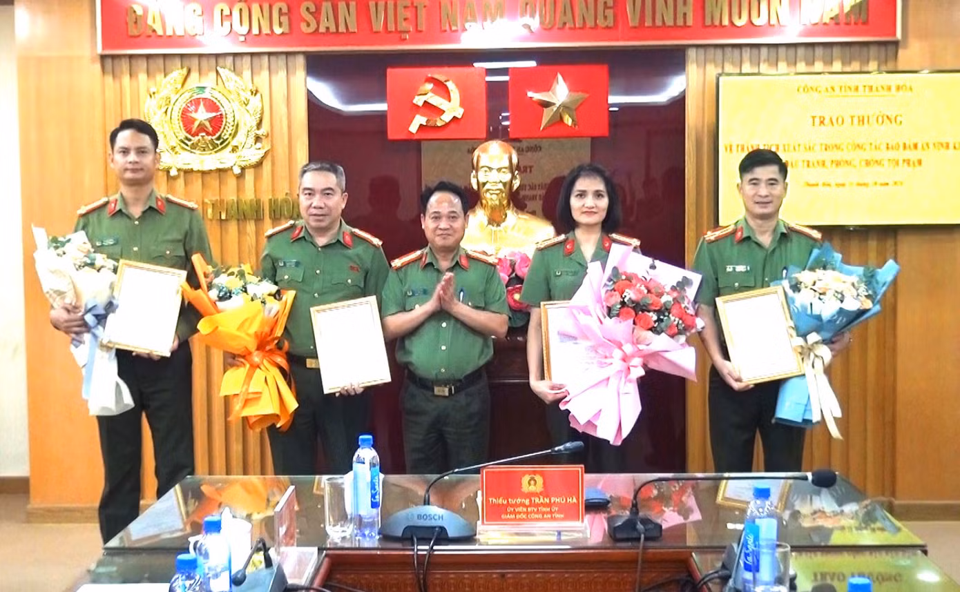 Thừa uỷ quyền của Bộ Công an, Thiếu tướng Trần Phú Hà, Giám đốc Công an tỉnh và Đại tá Lê Ngọc Anh, Phó Giám đốc Công an tỉnh Thanh Hoá trao Thư khen và thưởng nóng cho các đơn vị