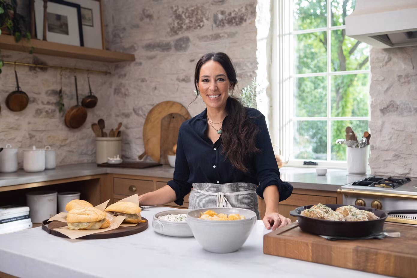 Joanna Gaines điều hành thương hiệu Magnolia cùng với chồng. Cô có chương trình nấu ăn của riêng mình và dòng sản phẩm đồ gia dụng Target. Ảnh: Jessica Attie.
