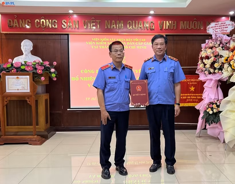 Đồng chí Lê Đức Xuân, KSV VKSND tối cao, Viện trưởng Viện cấp cao 3 trao Quyết định điều động đồng chí Trần Ngọc Đoàn - KSV cao cấp đến công tác tại Viện cấp cao 3. Ảnh: BVPL. Đồng chí Lê Đức Xuân, KSV VKSND tối cao, Viện trưởng Viện cấp cao 3 trao Quyết định điều động đồng chí Trần Ngọc Đoàn - KSV cao cấp đến công tác tại Viện cấp cao 3. Ảnh: BVPL.