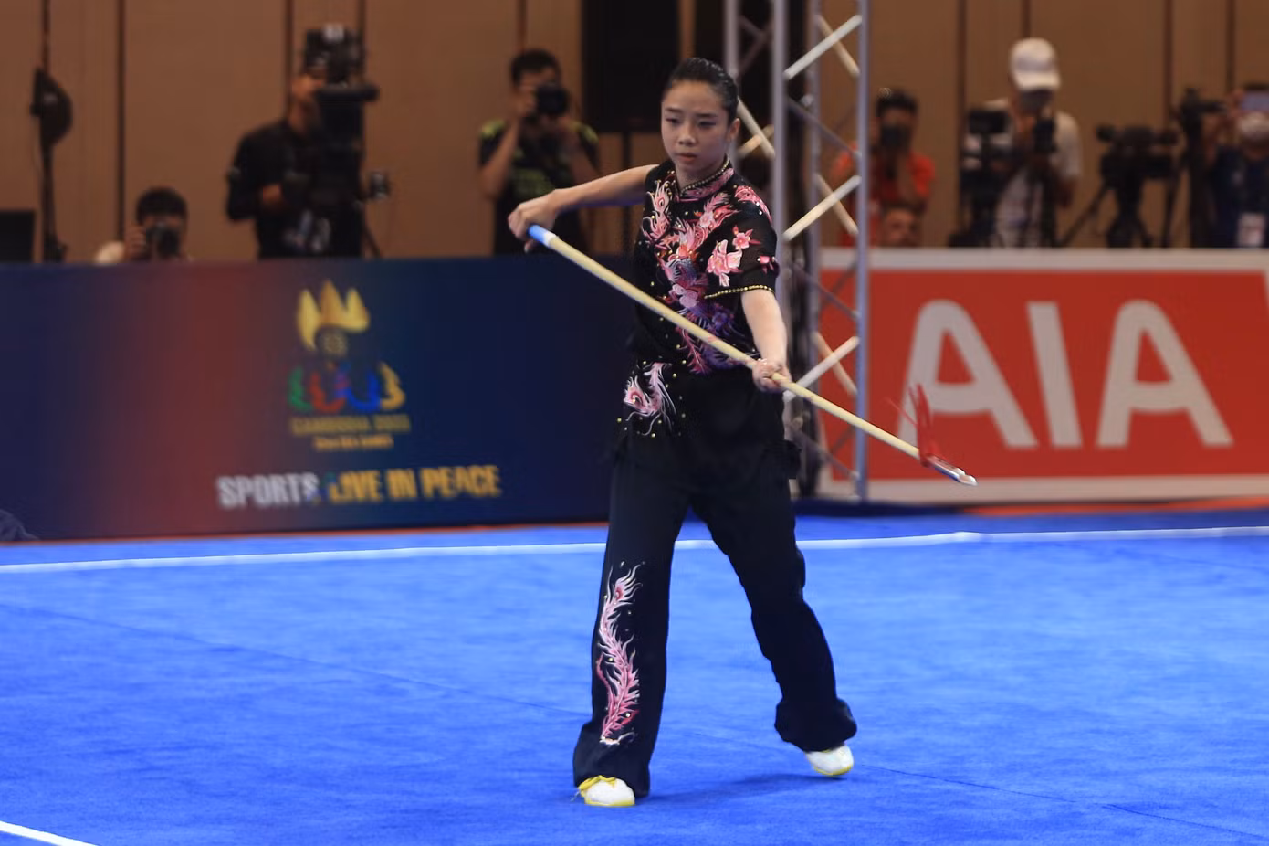 Tròn đúng 10 năm, cô vẫn đứng ở đây - tại đấu trường SEA Games - trên tay vẫn là tấm HCV lấp lánh.