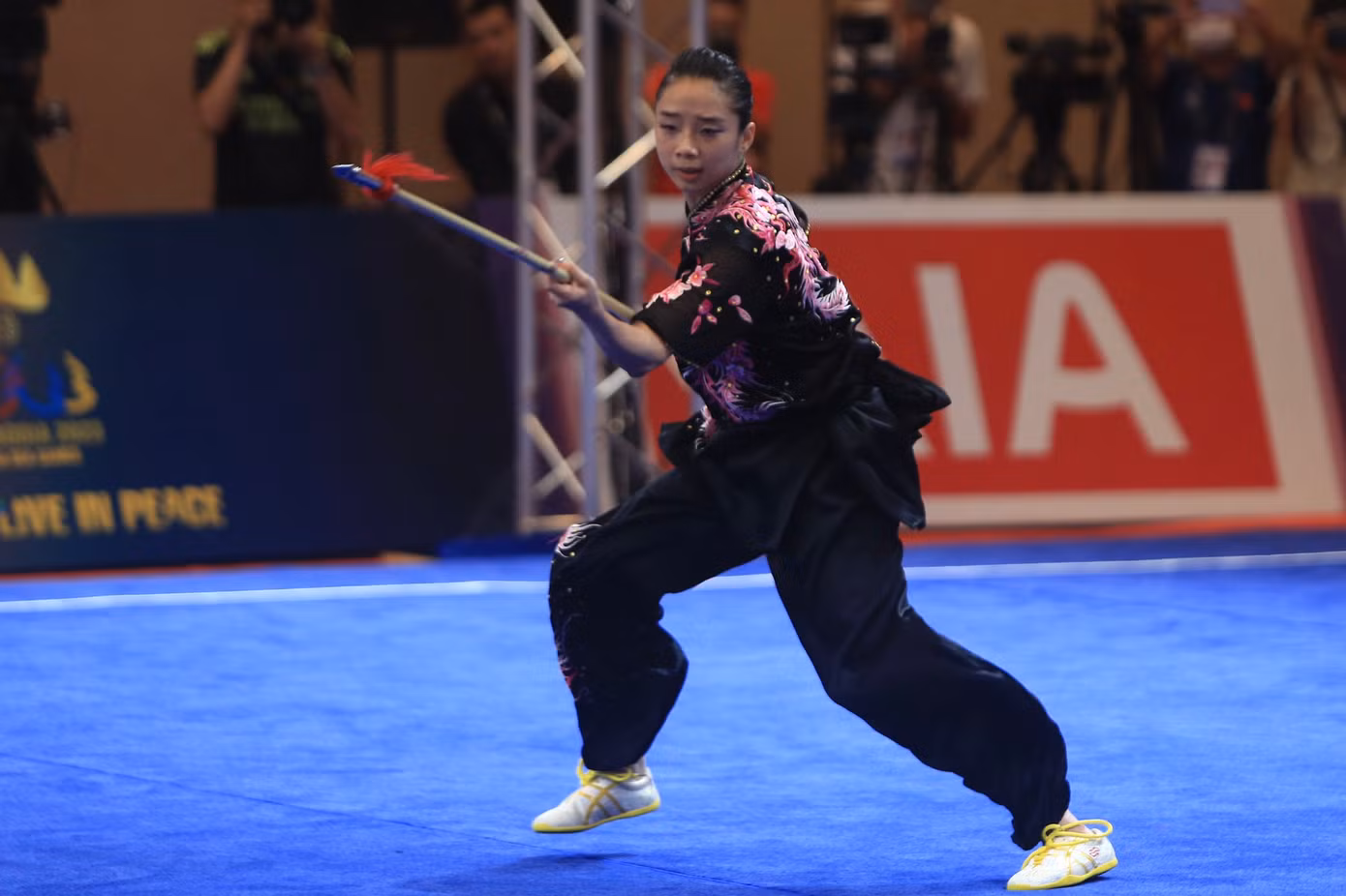 Thuý Vi mang về tấm HCV đầu tiên cho wushu Việt Nam tại SEA Games 32.