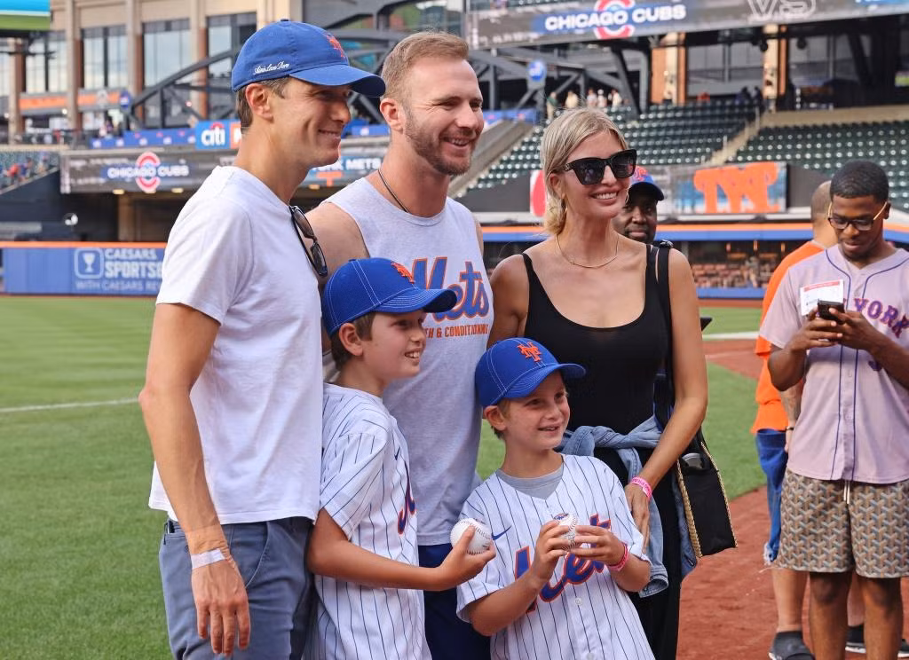 Gia đình triệu phú Mỹ chụp ảnh với một số ngôi sao của Mets như Francisco Lindor, Pete Alonso...