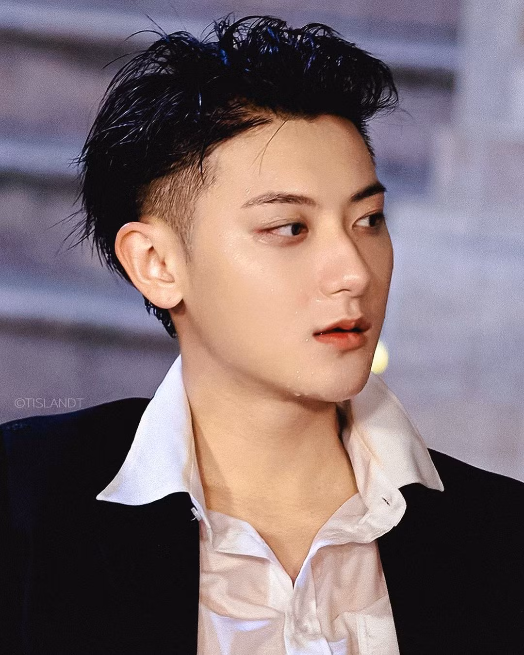 Tương tự Luhan, Hoàng tử Thao là cựu thành viên EXO và hiện đang hoạt động solo ở quê nhà. Anh chốt Top 10 sao nam đẹp trai nhất Trung Quốc năm 2023 với 569 phiếu bầu.