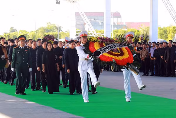 Người dân quê nhà viếng Chủ tịch nước Trần Đại Quang ảnh 2