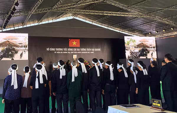 Người dân quê nhà viếng Chủ tịch nước Trần Đại Quang ảnh 6