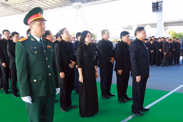 Người dân quê nhà viếng Chủ tịch nước Trần Đại Quang ảnh 5