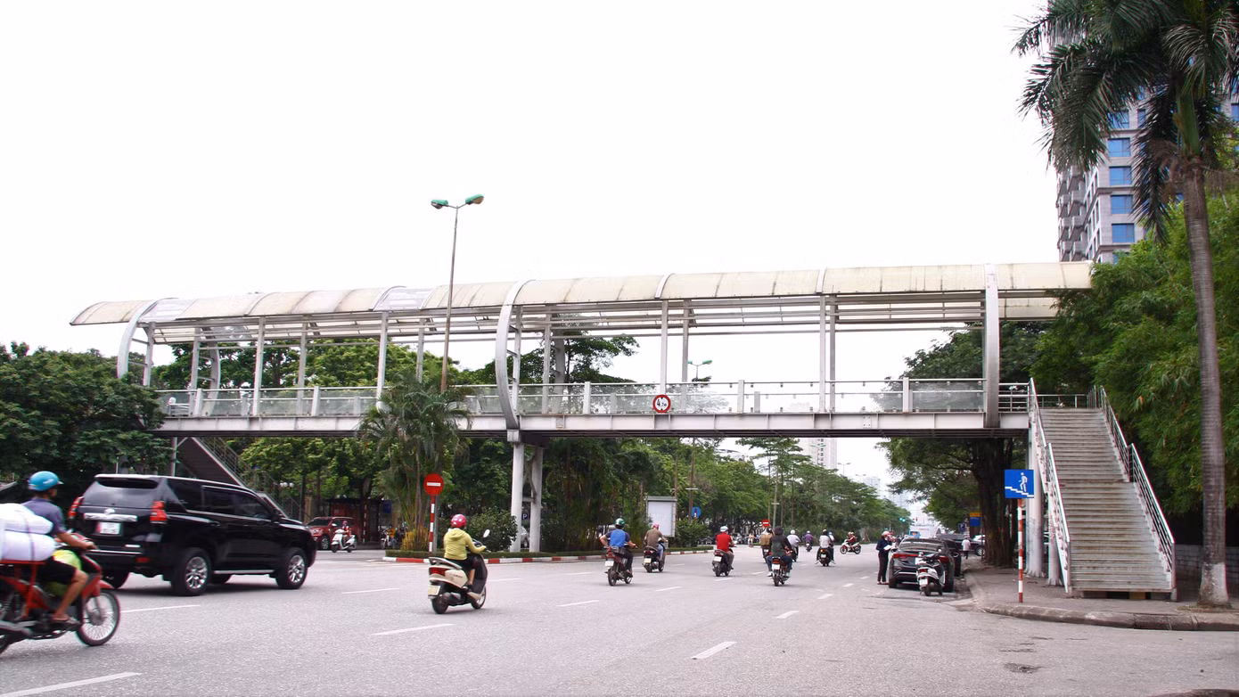 Các hầm, cầu đi bộ được thiết kế cho người dân băng qua đường, tránh tai nạn giao thông. Thế nhưng, lâu nay các cầu hầm đi bộ luôn trong tình trạng ‘ế khách’.