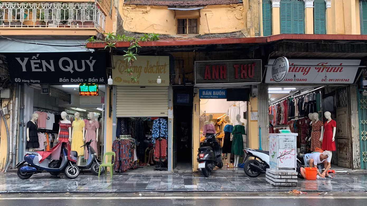 Vừa trở lại kinh doanh không được bao lâu, dịch Covid-19 tái bùng phát với nhiều diễn biến phức tạp khiến các hộ kinh doanh tại Hà Nội một lần lâm vào tình trạng khó khăn.
