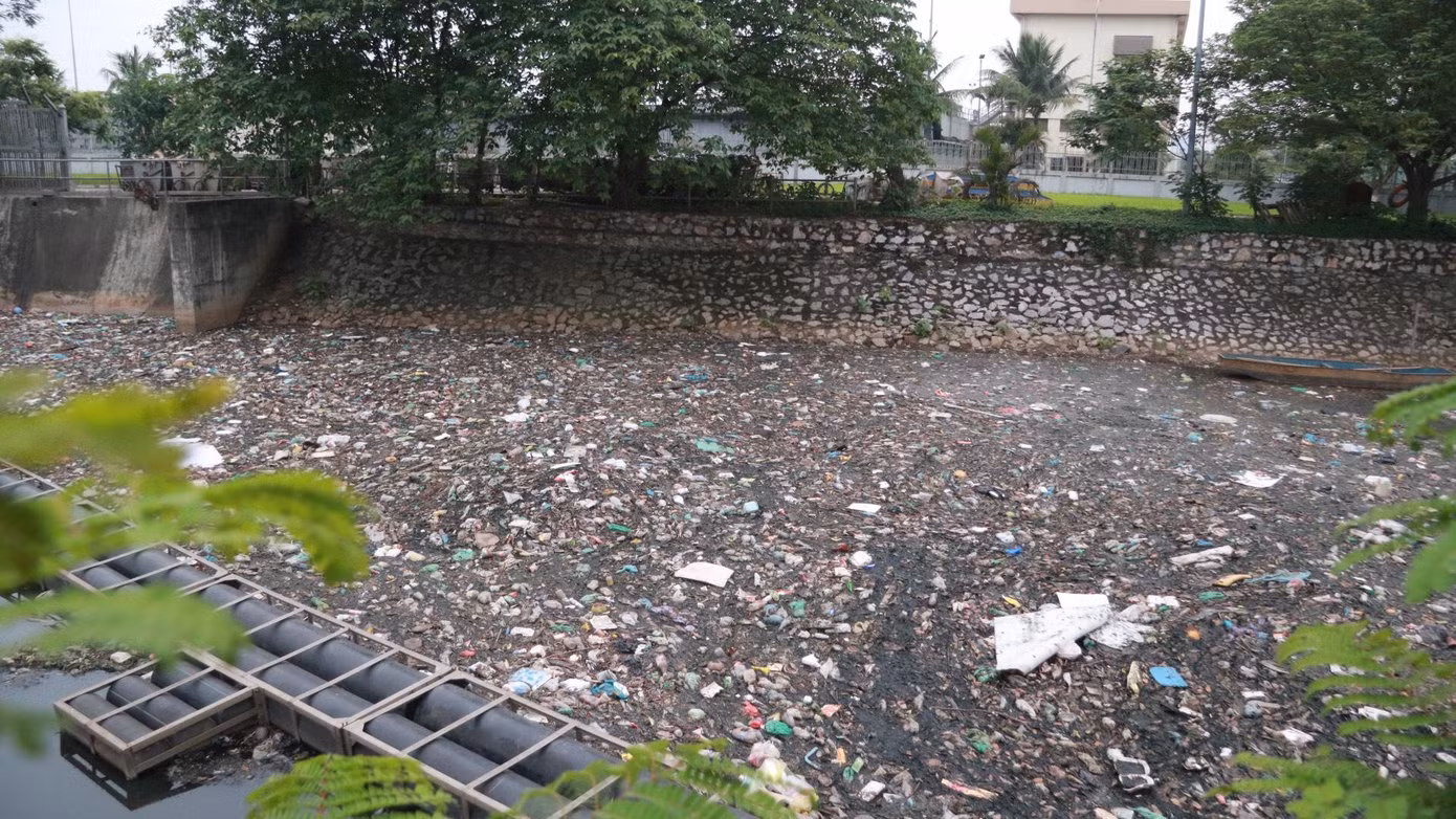 Cùng với các dự án thoát nước của thành phố, sông Kim Ngưu đã được kè hai bên bờ và thường xuyên cải tạo, nạo vét nhưng tình trạng ô nhiễm môi trường, nhất là nước và không khí vẫn tồn tại do nước thải từ các khu dân cư xung quanh đổ thẳng xuống sông, không qua xử lý. Những đoạn sông được ngăn lại để tập kết rác lâu ngày không được vớt lên đã kết lại đặc quánh. Tạo thành "tấm thảm rác khổng lồ" ngay giữa dòng sông Kim Ngưu.