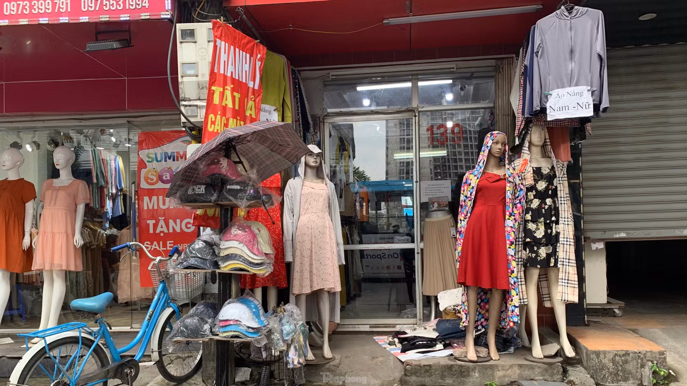 Dọc các tuyến phố nổi tiếng kinh doanh thời trang ở Hà Nội như Cầu Giấy, Phạm Ngọc Thạch, Chùa Bộc, Quán Thánh... hàng loạt tấm biển giảm giá, thanh lý toàn bộ treo khắp mặt tiền các cửa hàng. Và dù các hãng thời trang hàng hiệu đua nhau giảm giá giá nhằm hút khách trở lại, nhưng lượng mua không đáng kể.
