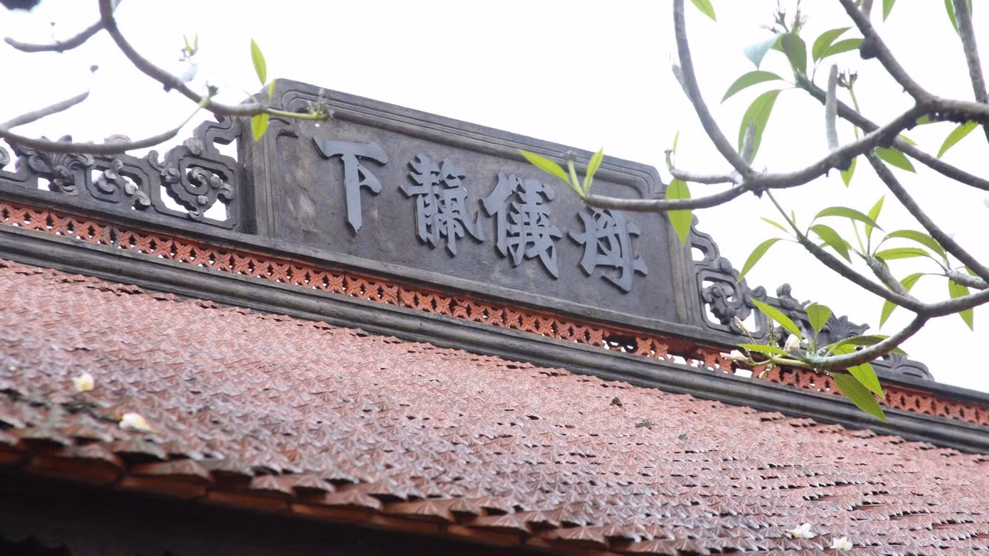 Chị Lê Thúy (35 tuổi – khách đến chùa) chia sẻ: “Mình cảm nhận đây là một ngôi chùa rất độc đáo, bởi ở đây, từ bên trong đến bên ngoài chùa đều được làm bằng gốm sứ Bát Tràng”.