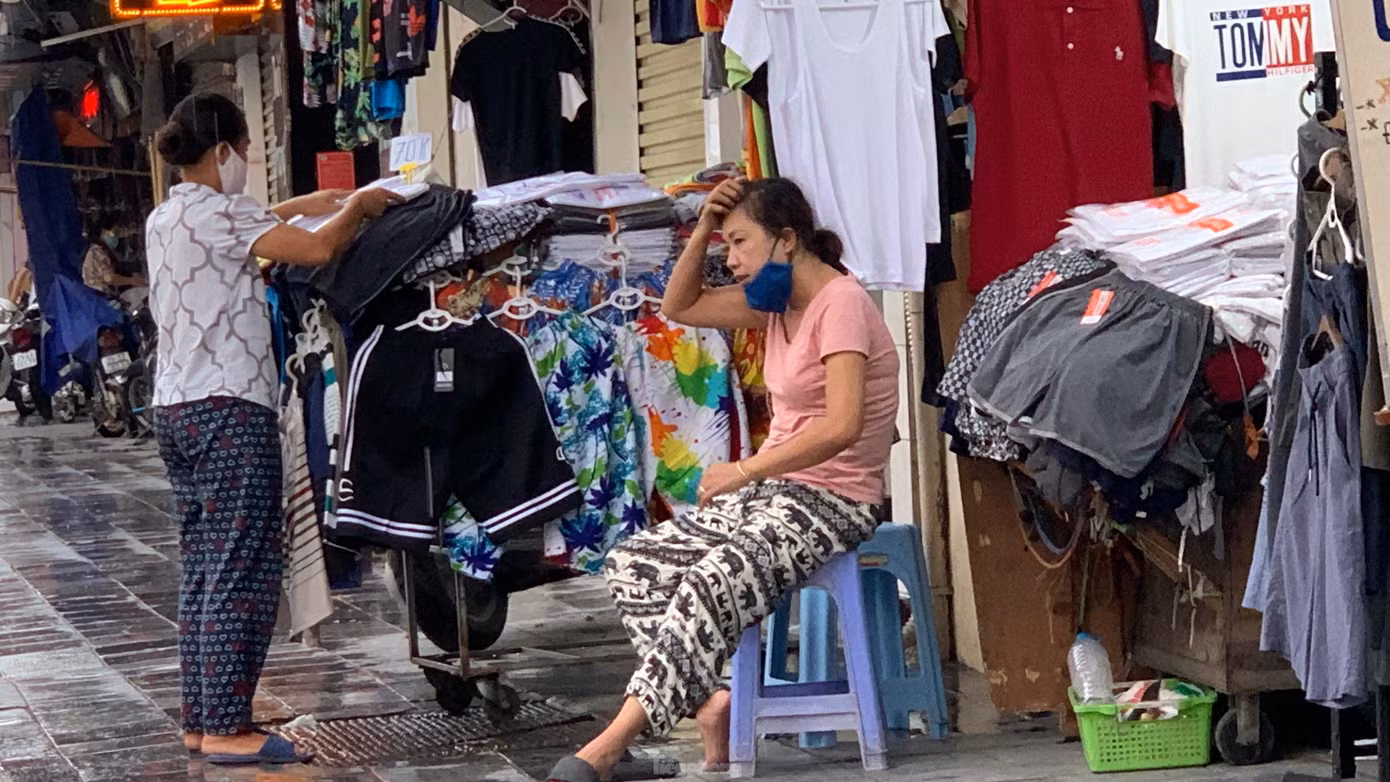 Chị Nguyễn Thu Phương - chủ cửa hàng trên phố Hàng Ngang cho biết: "Trước kia khi chưa có dịch thì cửa hàng tôi còn duy trì được các chi phí nhưng giờ dịch bệnh diễn biến phức tạp nên cửa hàng ế ẩm quá, ngày lác đác 2, 3 khách vào xem hàng. Như hôm nay, tôi ngồi từ sáng đến chiều vẫn chưa có khách đến mở hàng".