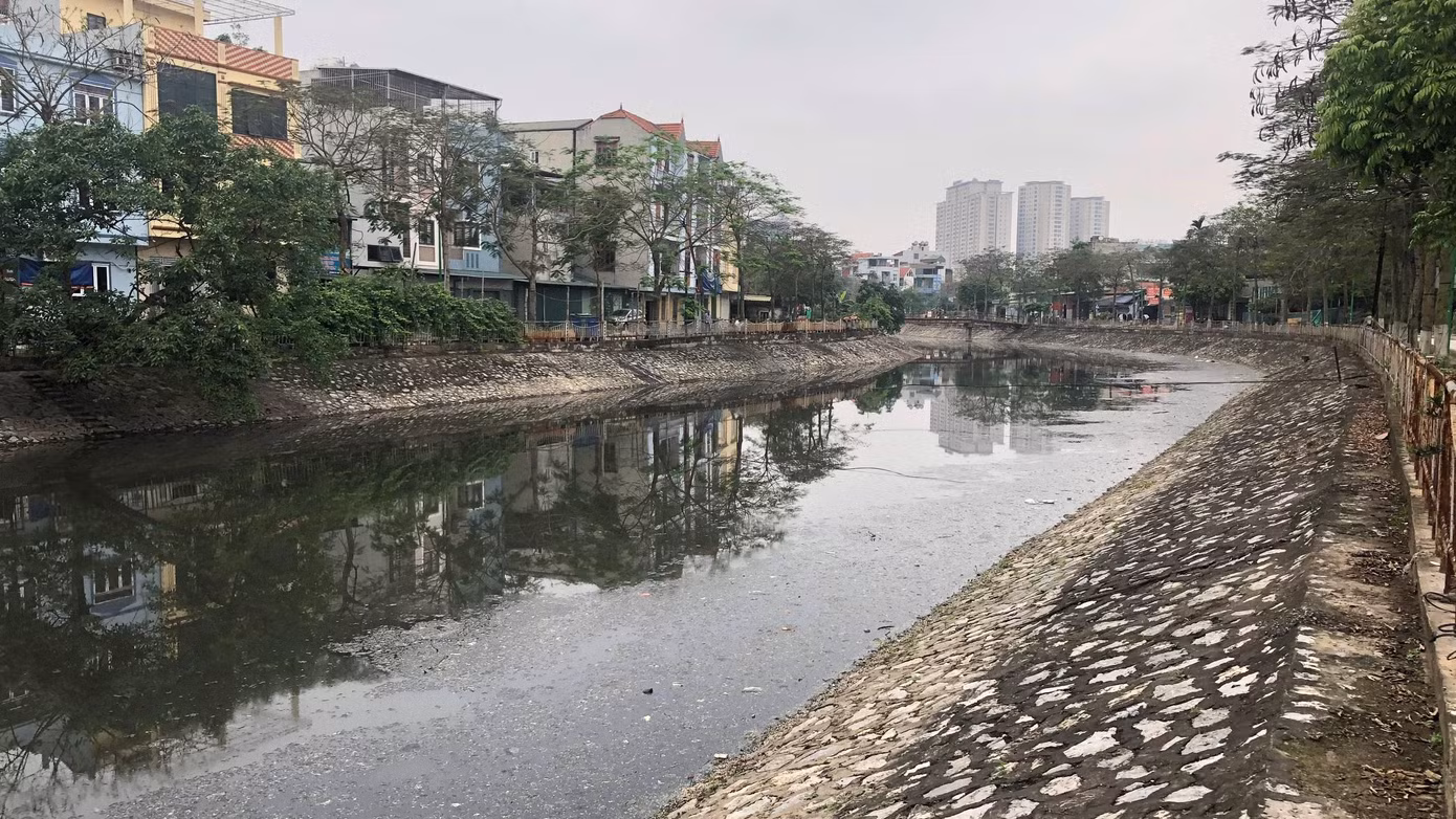Nằm trong chuỗi những dòng sông "đen" tại Hà Nội, sông Sét (quận Hoàng Mai) dài khoảng 3,6 km cũng đang trong tình trạng ô nhiễm nặng. Nước sông đen, rác thải, bùn đất trôi nổi, tôm cá dưới sông không thể sống nổi.