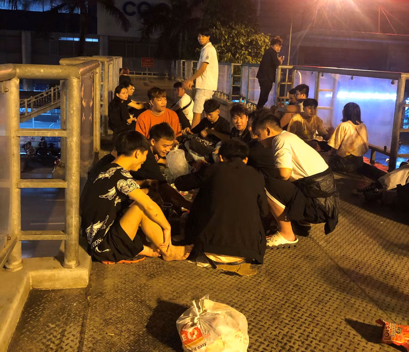 Số lượng người nhiều gấp 5, gấp 10 lần so với ban ngày; các bạn trẻ tụ tập ăn uống, vui chơi, nói chuyện, hẹn hò.