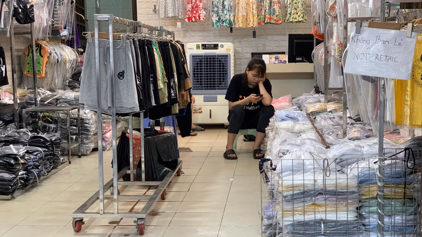 Dù kích cầu bằng hình thức giảm giá sâu, song nhiều cửa hàng thừa nhận, sức mua trong mùa dịch Covid-19 vẫn không phục hồi như thời điểm trước dịch. "Thông thường, mỗi đợt ưu đãi trước nghỉ lễ hoặc xả hàng từ 50% đến 70% lượng khách sẽ tăng gấp đôi. Tuy nhiên đợt dịch này, đơn hàng rất chậm, thậm chí chưa bằng 1/3 so với ngày thường", nhân viên shop quần áo trên phố Xuân Thủy chia sẻ.