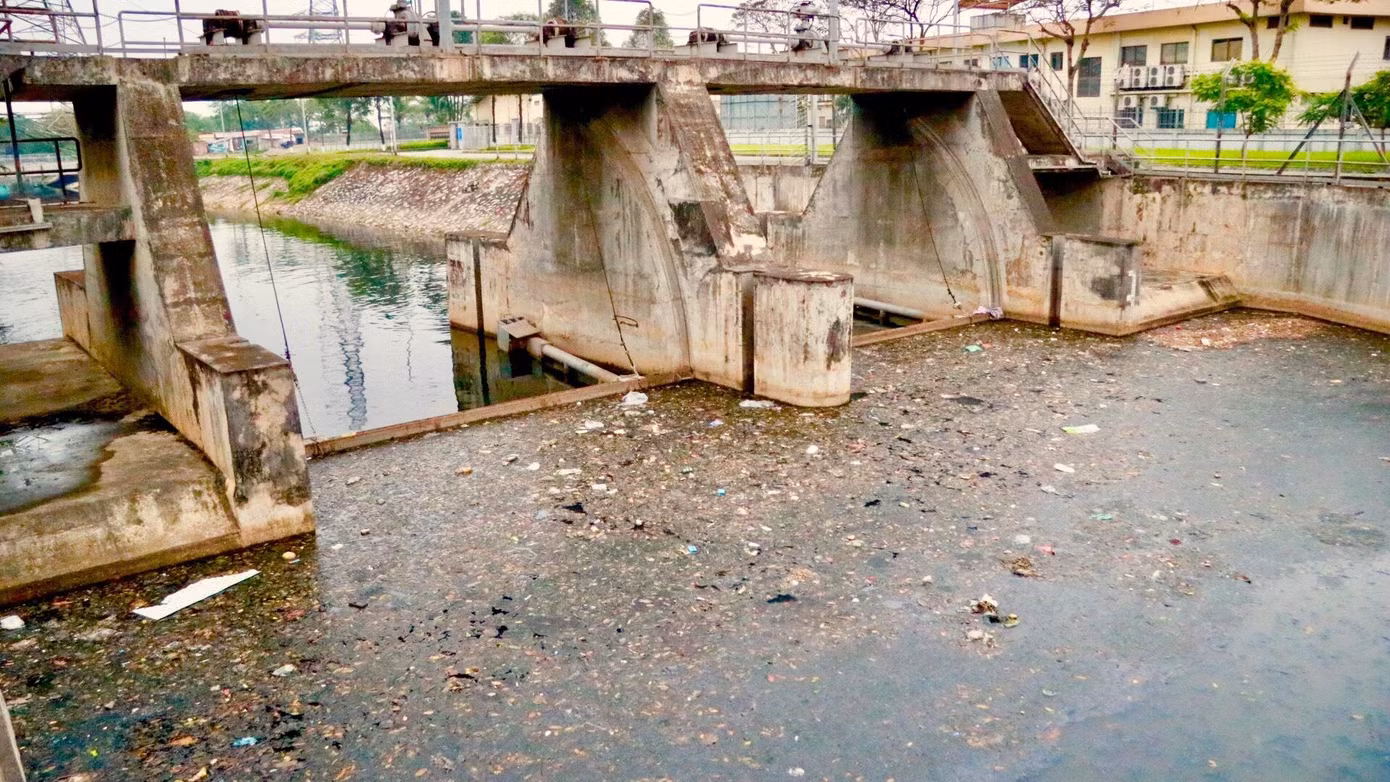 Khu vực sông Kim Ngưu thuộc địa bàn quận Hai Bà Trưng - nơi tập trung nhiều khu dân cư đông đúc, đã và đang chịu ảnh hưởng lớn từ sự quá tải hạ tầng, ô nhiễm trầm trọng về nguồn nước.