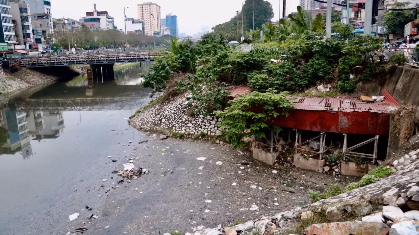 Sông Tô Lịch được xem là nơi thoát nước chính của cả thành phố. Hiện tại Hà Nội đang kết hợp với nhà thầu Nhật Bản đẩy nhanh dự án xây dựng và lắp đặt hệ thống cống ngầm gom nước thải 'giải cứu' sông Tô Lịch. Dự án đã bước vào giai đoạn chôn ống và làm kè bê tông.