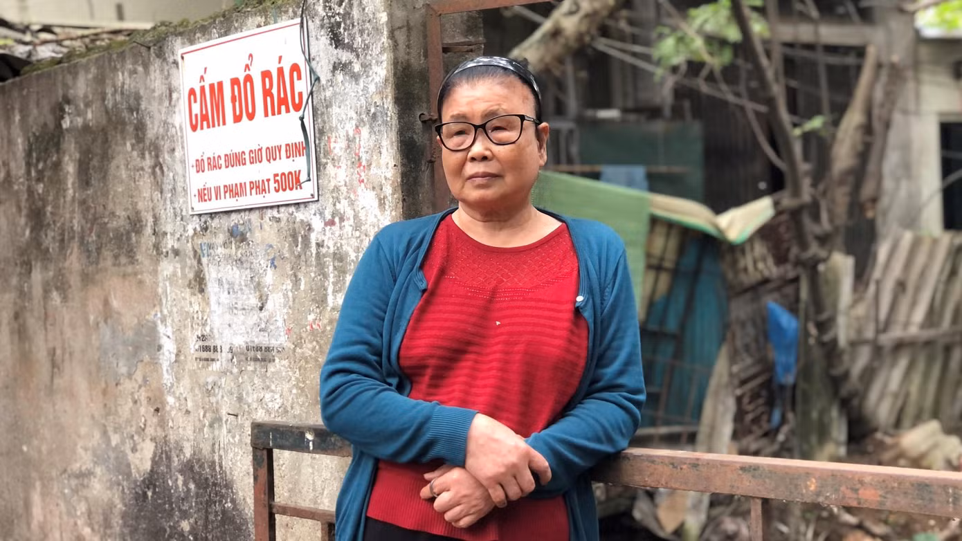 Bà Ngô Thị Miên (73 tuổi) cho biết: “ Rất là muỗi và hôi thối. Mùa mưa thì nước nó dâng lên tận trong nhà, còn nắng thì bốc mùi hôi khó chịu. Chỉ dám đóng kín cửa trong nhà, không dám ra ngoài. Trẻ con bị ảnh hưởng rất nhiều đến đường hô hấp, nên nhà nào có trẻ con thì đều chuyển đi nới khác, chỉ còn mấy ông bà già ở lại bám trụ thôi. Kêu mãi rồi mà vẫn chưa thấy động thái xử lý gì cả”