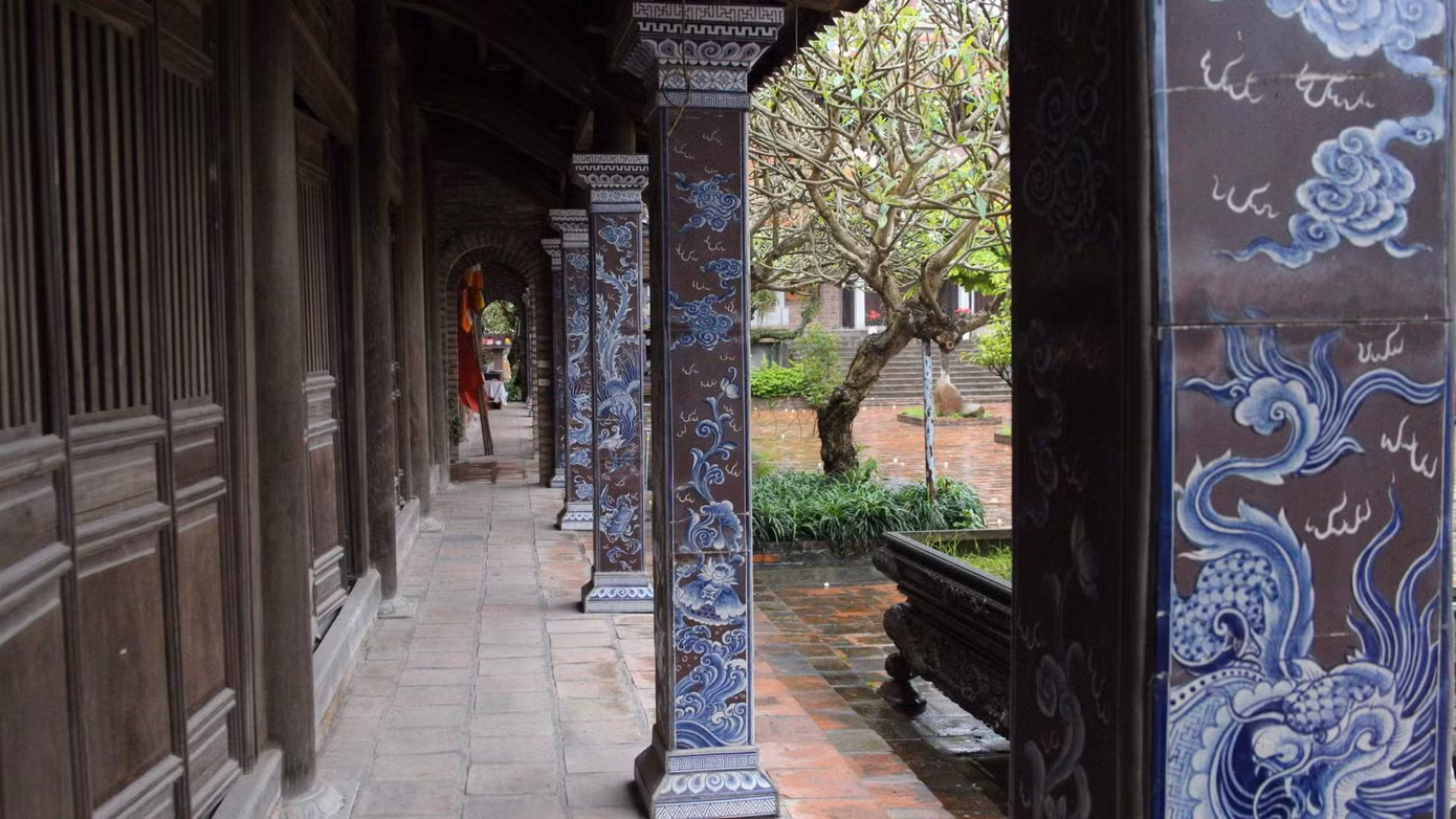 Người dân đã đưa những sản phẩm làng nghề vào không gian chùa, tạo nên bản sắc văn hóa riêng.