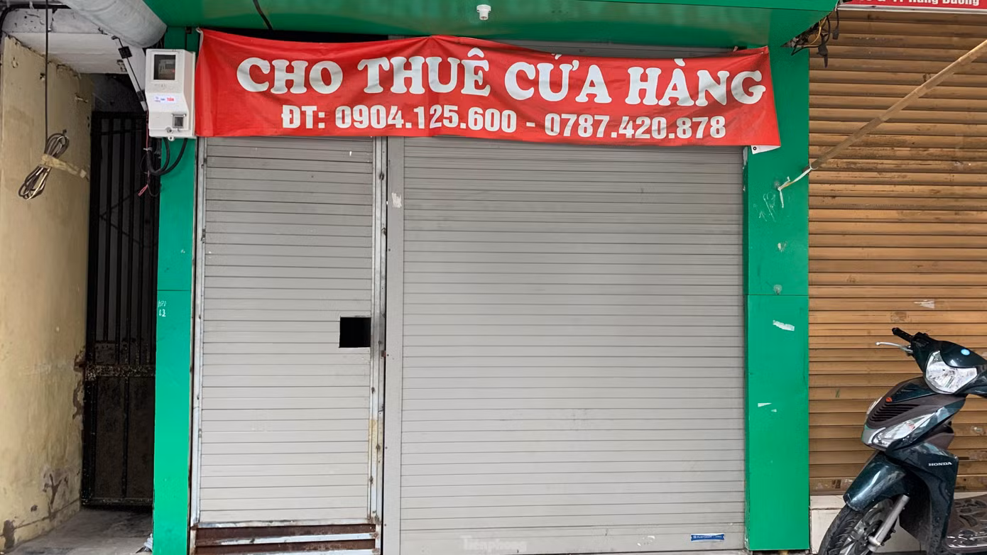 Tại các tuyến phố kinh doanh được cho là sầm uất, nhộn nhịp nhất của Hà Nội như: Kim Mã, Cầu Giấy, Hàng Bông, Bà Triệu, Mã Mây, Triệu Việt Vương… nay đã trở nên vắng vẻ, đìu hiu.