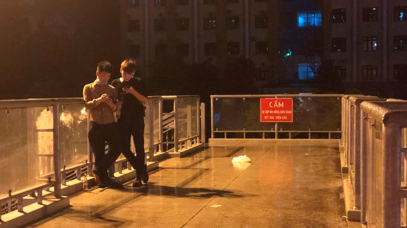 Cách biển cấm không xa, dù đã ghi rất rõ nội dung “Cấm tụ tập ăn uống, bán hàng, vứt rác trên cầu. Thế nhưng thực tế lại hoàn toàn ngược lại.