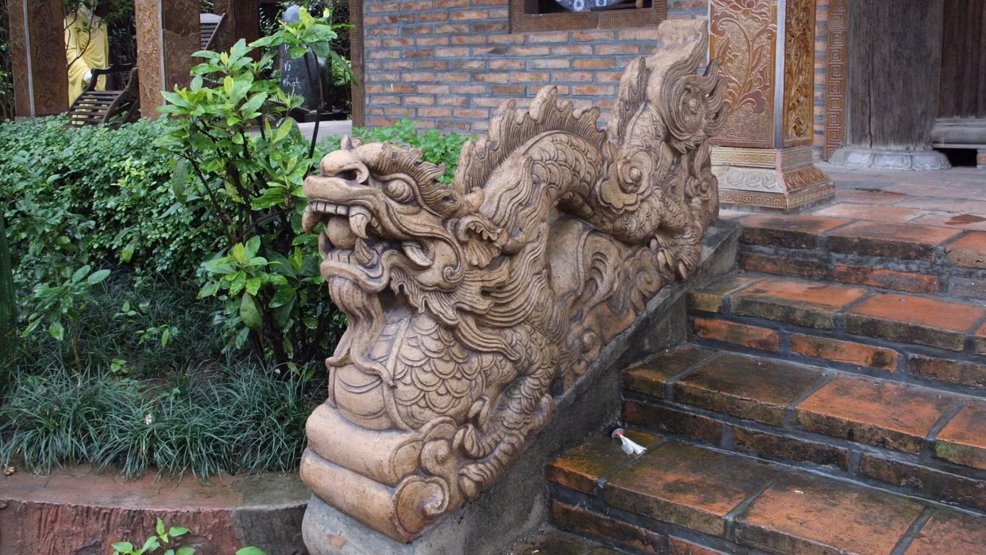 Tượng rồng thời Lê được làm bằng gốm sứ ngay trước cửa nhà thờ Tổ.