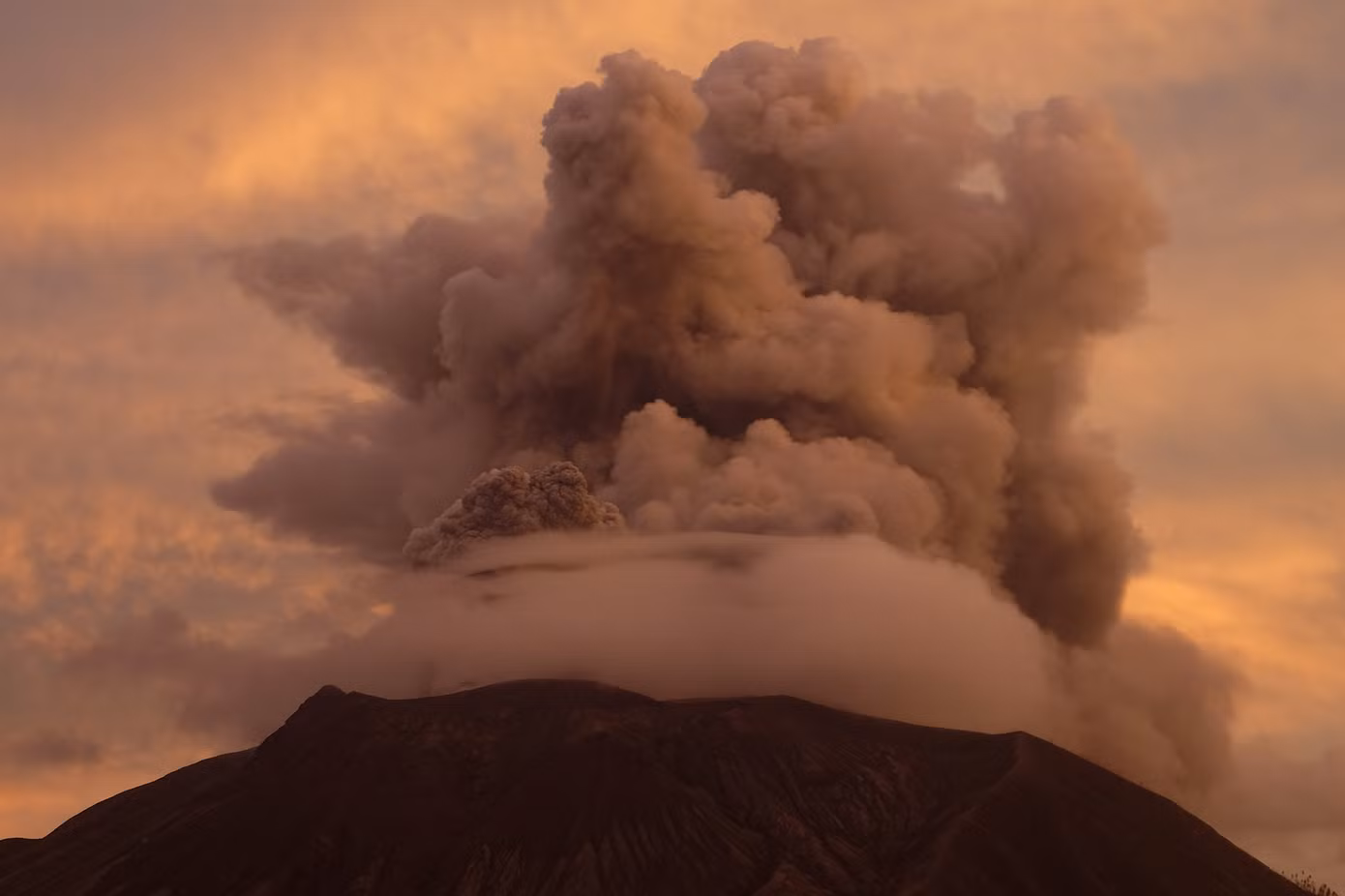 Núi lửa Mount Ruang phun trào nhiều lần trong tháng này. Ảnh: AFP.
