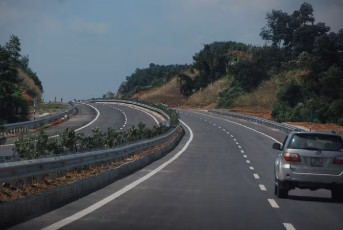 Thênh thang cao tốc Việt ảnh 16