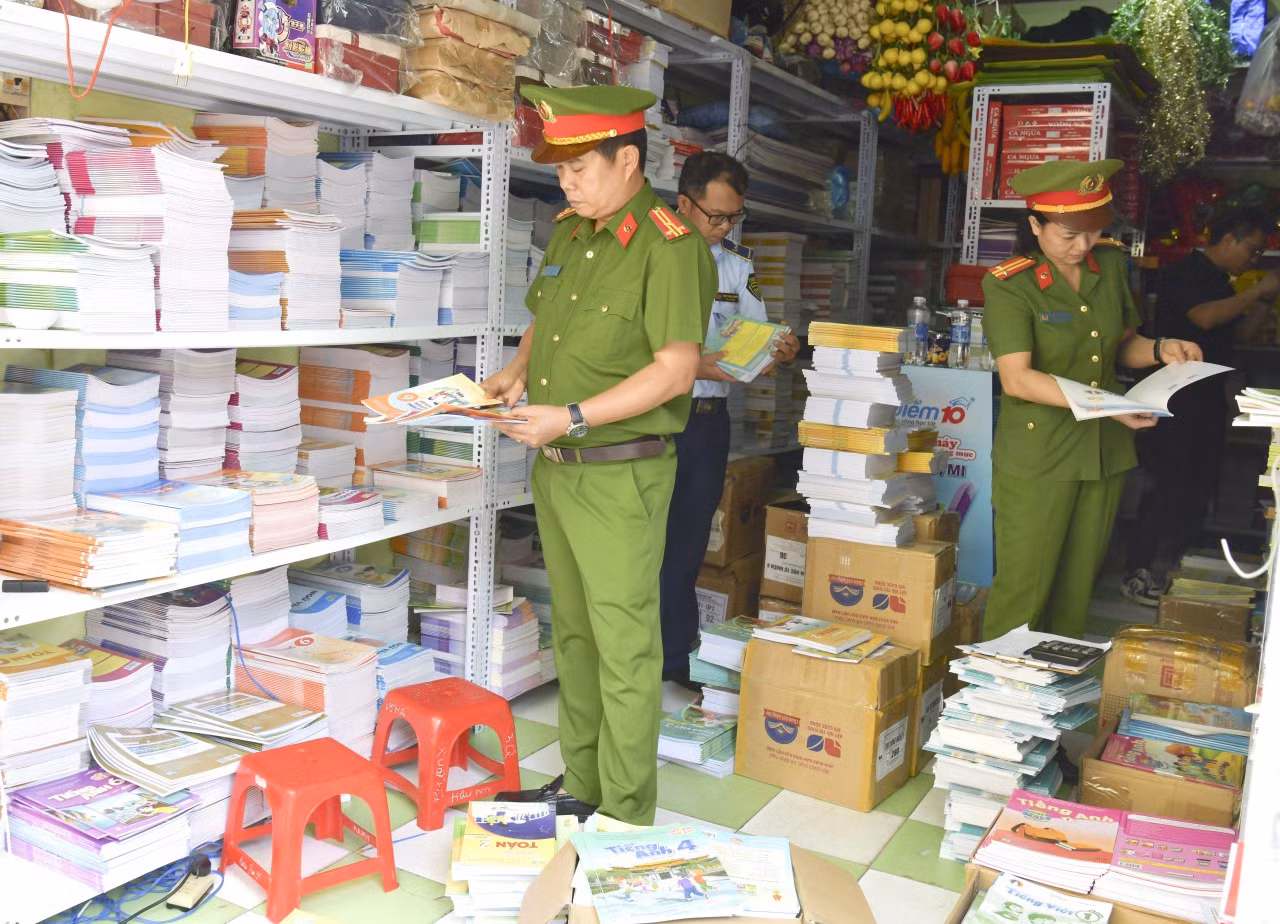 Lực lượng chức năng kiểm tra tại một số cửa hàng văn phòng phẩm.