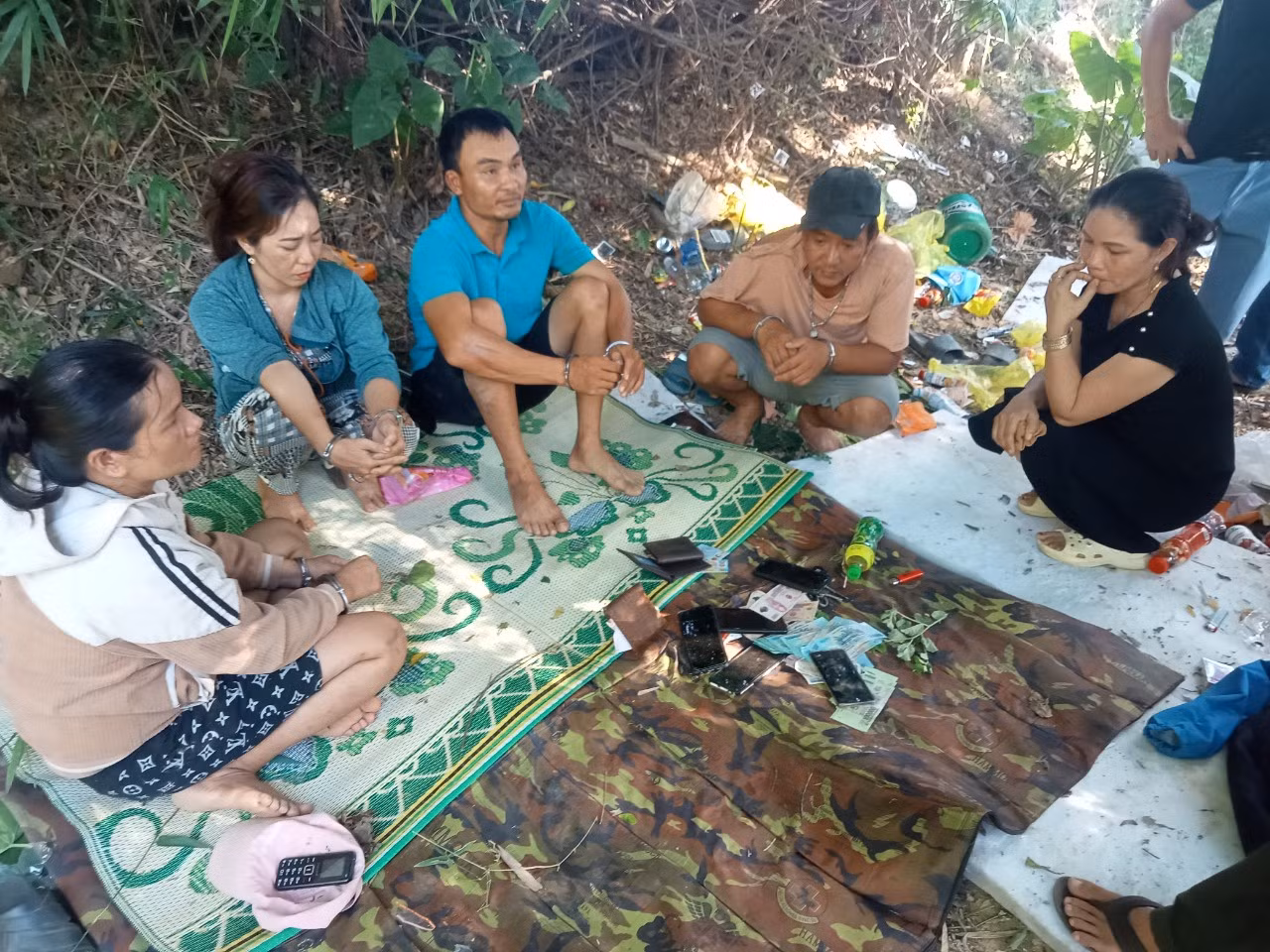 Các đối tượng bị bắt tại hiện trường.