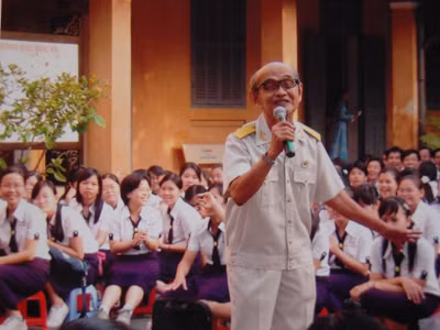 NSƯT Hồ Kiểng trong một lần đi diễn tấu hài cho các em thiếu nhi