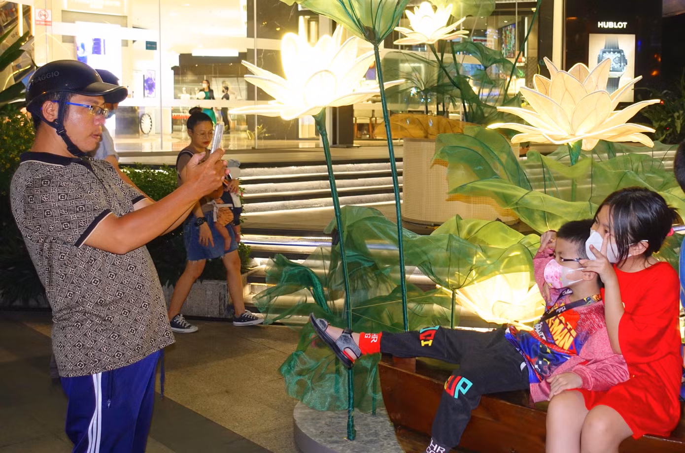 Khu vực tiểu cảnh chủ đề trung thu phía trước một trung tâm thương mại trên đường Lê Lợi (quận 1) thu hút rất đông phụ huynh đưa con em đến chụp ảnh kỷ niệm.